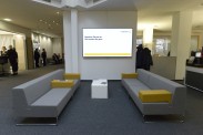 Der Wartebereich mit Tablets und Info-Screen in der neuen Flagship-Filiale Bochum